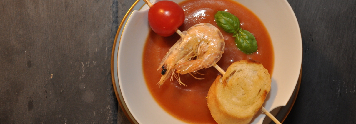 Toskanische Tomatensuppe mit frittiertem Güssinger Garnelen Spieß