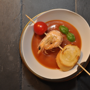 Toskanische Tomatensuppe mit frittiertem Güssinger Garnelen Spieß